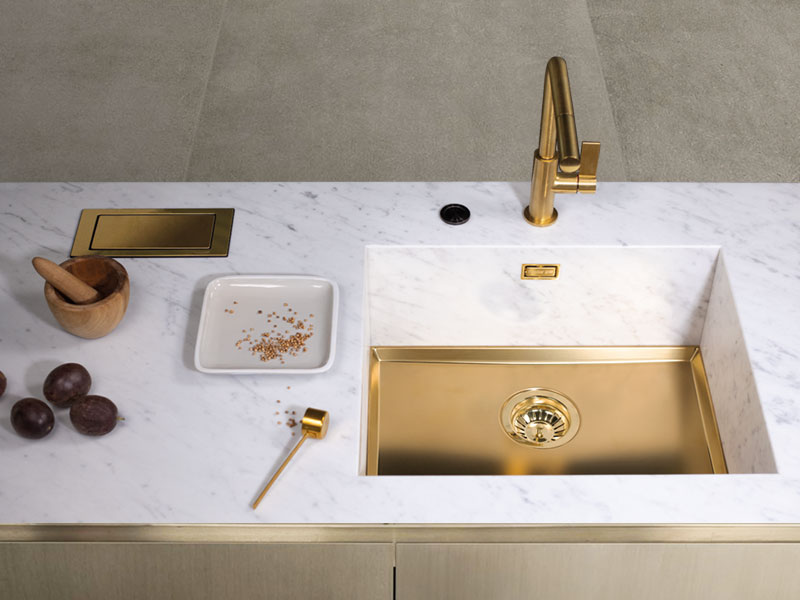 福斯特钢和卡拉拉大理石