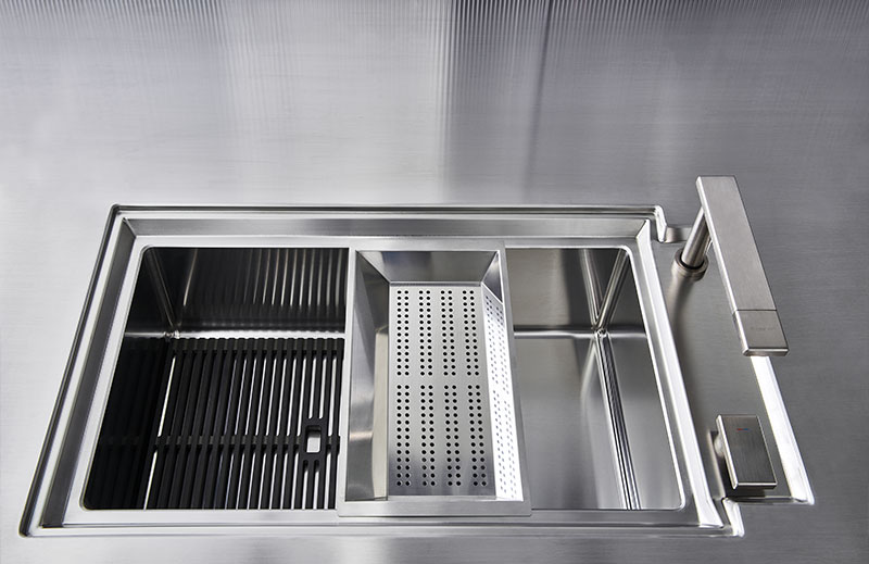 镶嵌在钢中的贵重物品 